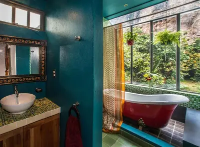 Un baño de 9 Guardians Home & Temple Art Gallery