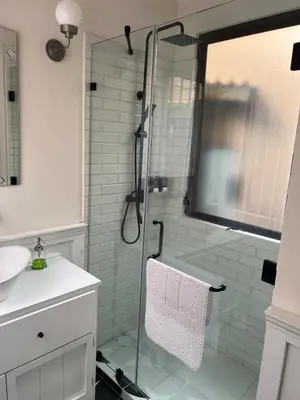 Un baño de Penthouse Santorino en Valquirico