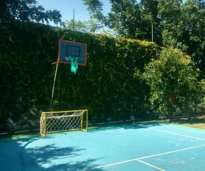 Instalaciones para jugar a tenis o squash en Casa Esperanza o alrededores