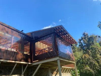 Un balcón o terraza de Anxelli Hermosa Cabaña en Bosque de Niebla