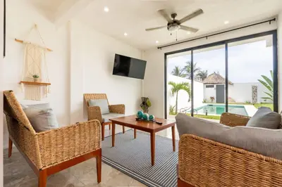 Una televisión o centro de entretenimiento en Hermosa casa de playa