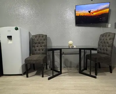 Una televisión o centro de entretenimiento en Habitación cómoda para su estancia