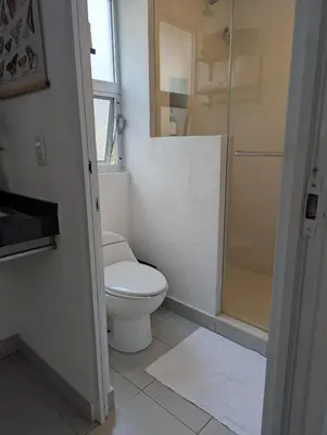 Un baño de Adults Only Condo Close to the Beach