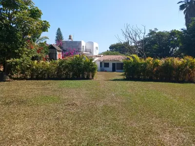Jardín al aire libre en Casa con alberca y jardin en parres jiutepex