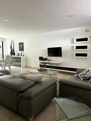 Una televisión o centro de entretenimiento en Casa Romelia