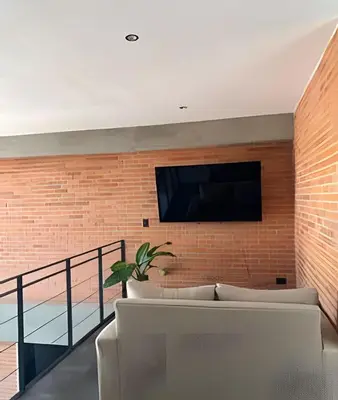Una televisión o centro de entretenimiento en TORRE ARCARTI Internet alta velocidad y estacionamiento