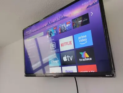 Una televisión o centro de entretenimiento en Alas Host San Ale