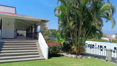 Jardín al aire libre en Hotel Iguanas