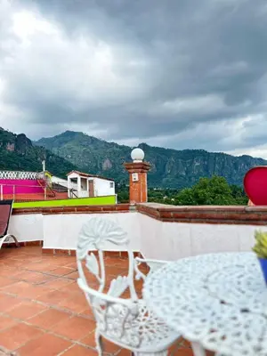 Vista general de una montaña o vista desde la posada u hostería