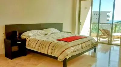 Cama o camas de una habitación en Luxury 2 bedroom condo by the beach