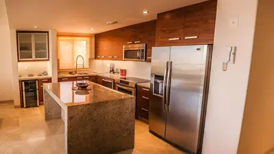 Una cocina o zona de cocina en Luxury 2 bedroom condo by the beach
