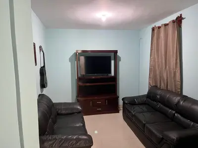Una televisión o centro de entretenimiento en CASA FAMILIAR en SAN ANTONIO de la CAL 1