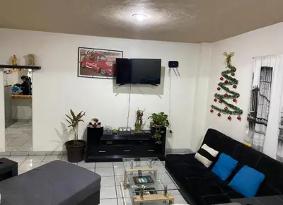 Una televisión o centro de entretenimiento en Departamento con terraza lobo