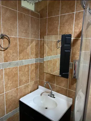 Un baño de Departamento con terraza verde