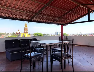 Un balcón o terraza de Departamento con terraza verde