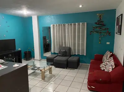 Una televisión o centro de entretenimiento en Departamento con terraza verde
