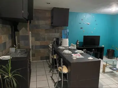 Una cocina o zona de cocina en Departamento con terraza verde