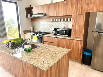 Una cocina o zona de cocina en A Estrenar Alberca Vista al Río y Mar con AC