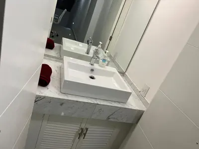 Un baño de Spectacular PH with office in front of Perisur