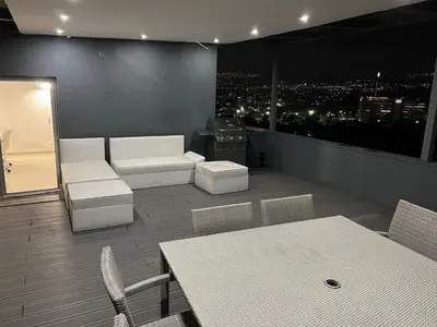 Zona de estar de Spectacular PH with office in front of Perisur