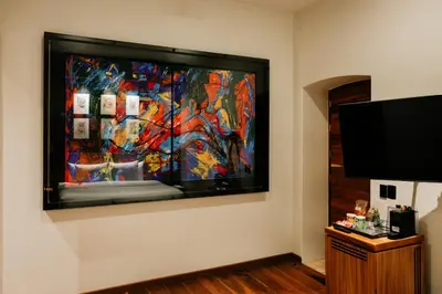 Una televisión o centro de entretenimiento en Spira Hotel