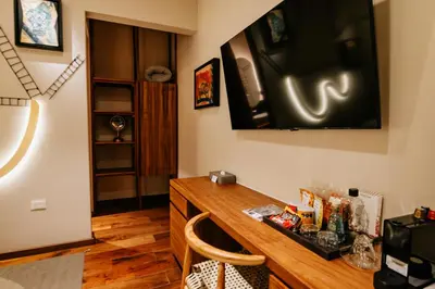 Una televisión o centro de entretenimiento en Spira Hotel