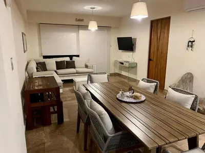 Una televisión o centro de entretenimiento en Vista al Mar en 6to piso con 3 albercas 4camas y Gym