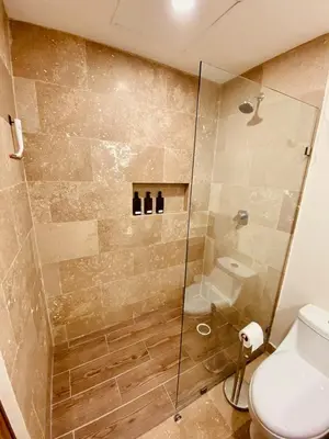 Un baño de Vista al Mar en 6to piso con 3 albercas 4camas y Gym