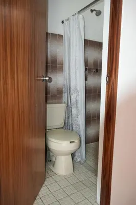 Un baño de Arena Surf Hotel, Puerto Escondido