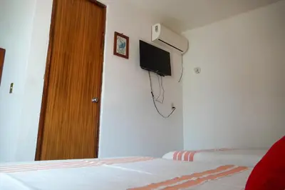 Una televisión o centro de entretenimiento en Arena Surf Hotel, Puerto Escondido