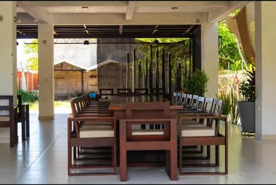 Un restaurante o sitio para comer en Casa con alberca