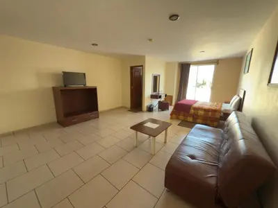 Una televisión o centro de entretenimiento en Hotel Ciprés Puebla