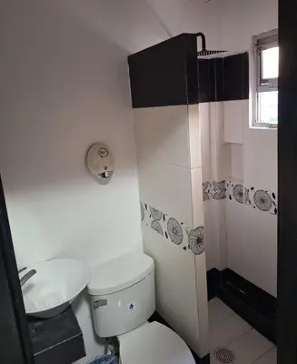 Un baño de Hotel Sharidia Inn
