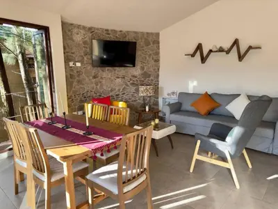 Una televisión o centro de entretenimiento en Loft Kaela en, Val'Quirico