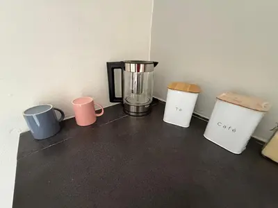 Utensilios para hacer té y café en Suites vergel balcón
