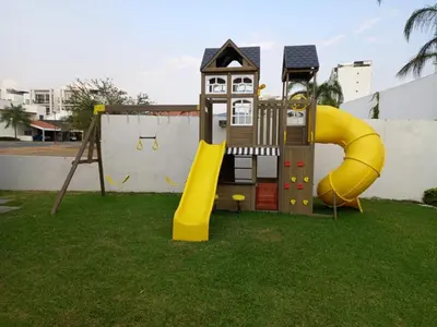 Zona de juegos infantil en Unforgettable home in Paraiso Country Club, Morelos
