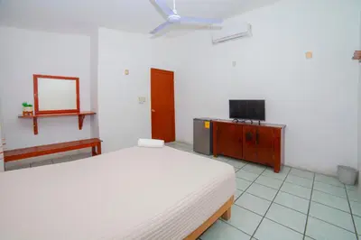 Una televisión o centro de entretenimiento en Hotel Del Profe, Huatulco