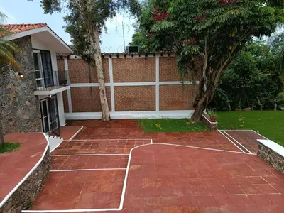 Instalaciones para jugar a tenis o squash en Beautiful house for holidays with family and friends o alrededores