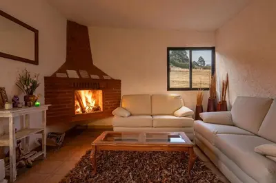 Zona de estar de Cabaña en el Ajusco, experiencia única en la naturaleza