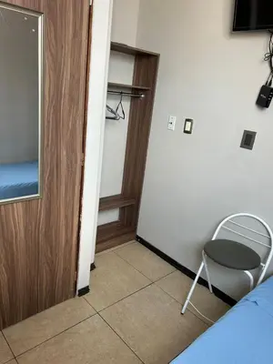 Una televisión o centro de entretenimiento en hostal confort Iztapalapa hospedaje económico y cómodo en cdmx