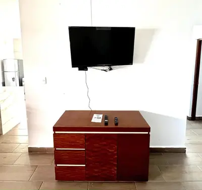 Una televisión o centro de entretenimiento en Ideal Depa Playa y Plazas Cerca