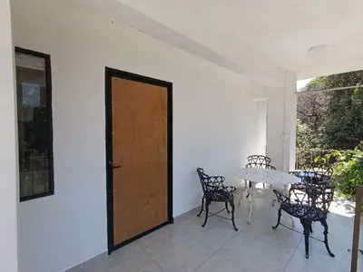Un patio o zona al aire libre en El Árbol Plaza Suites - Terra