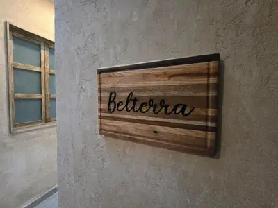 Certificado, premio, señal o documento que está expuesto en Loft Belterra¡Tu escape en ValQuirico Centro!