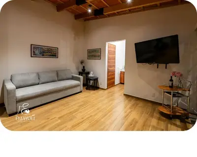 Una televisión o centro de entretenimiento en Cabañas EMAYOLI