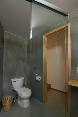 Un baño de Rubina gem in downtown Design Location AC