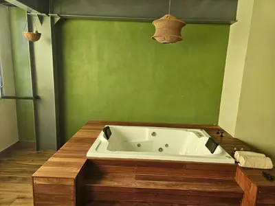 Un baño de Camping con jacuzzi en la ciudad