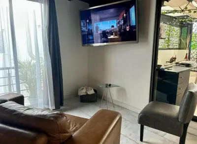 Una televisión o centro de entretenimiento en The Rooftop TerraceA unique view, downtown and comforta
