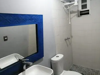 Un baño de La Noria Barrio