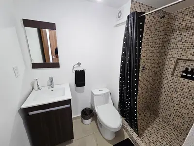 Un baño de Habitación con baño privado en departamento compartido cerca de zona de conciertos