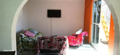 Una televisión o centro de entretenimiento en Tranquila casa